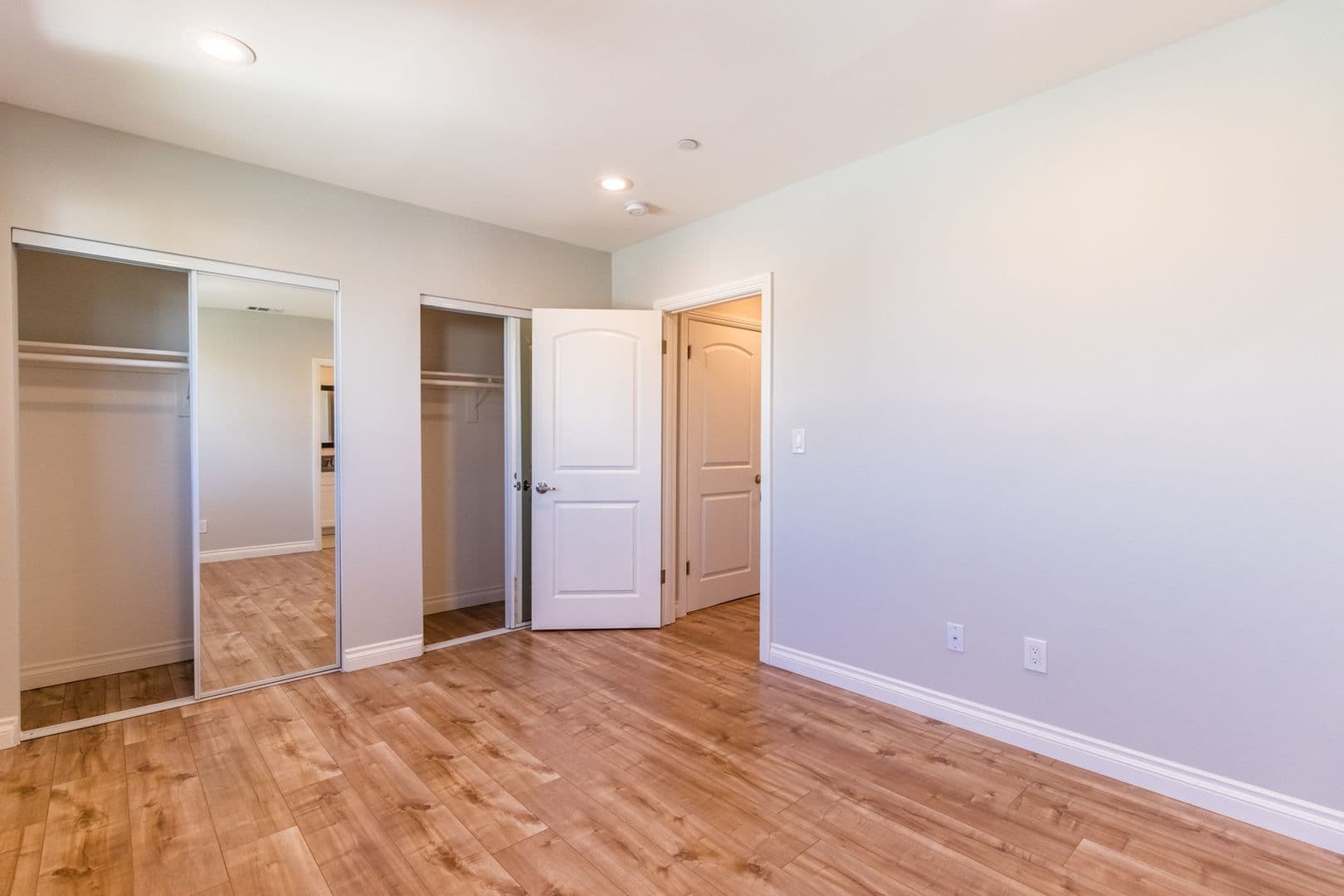 Los Angeles Apartment: 1737 S Longwood Ave