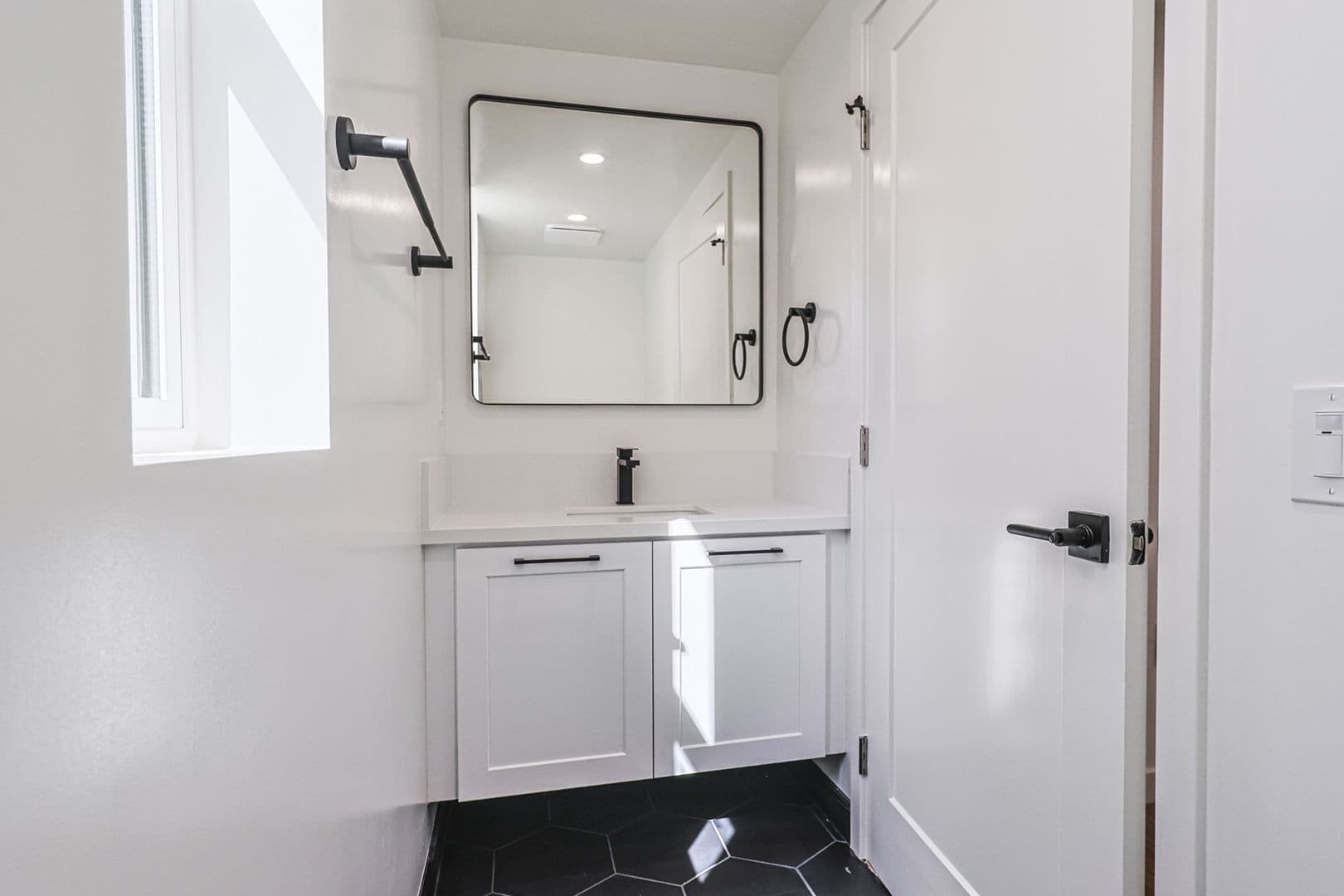 Los Angeles Apartment: 1227 N June St