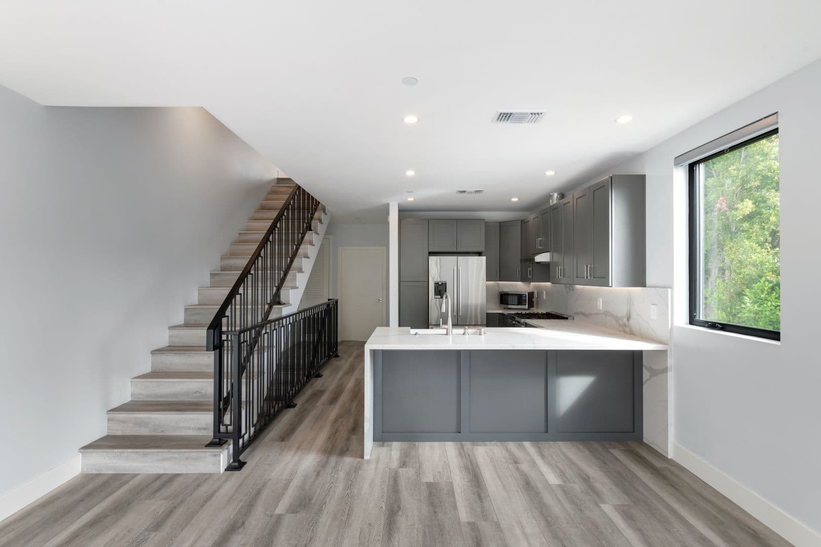 Los Angeles Apartment: 4815 Elmwood Ave