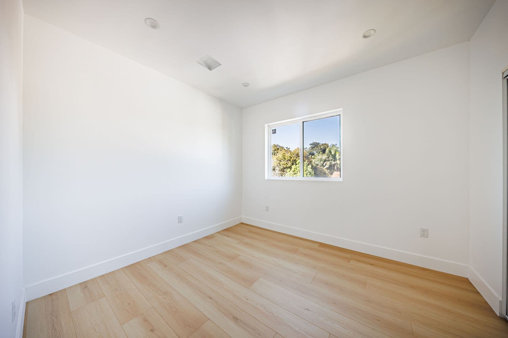 Los Angeles Apartment: 3442 West Blvd