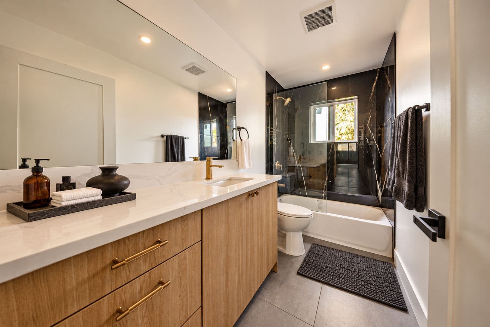 Los Angeles Apartment: 3442 West Blvd