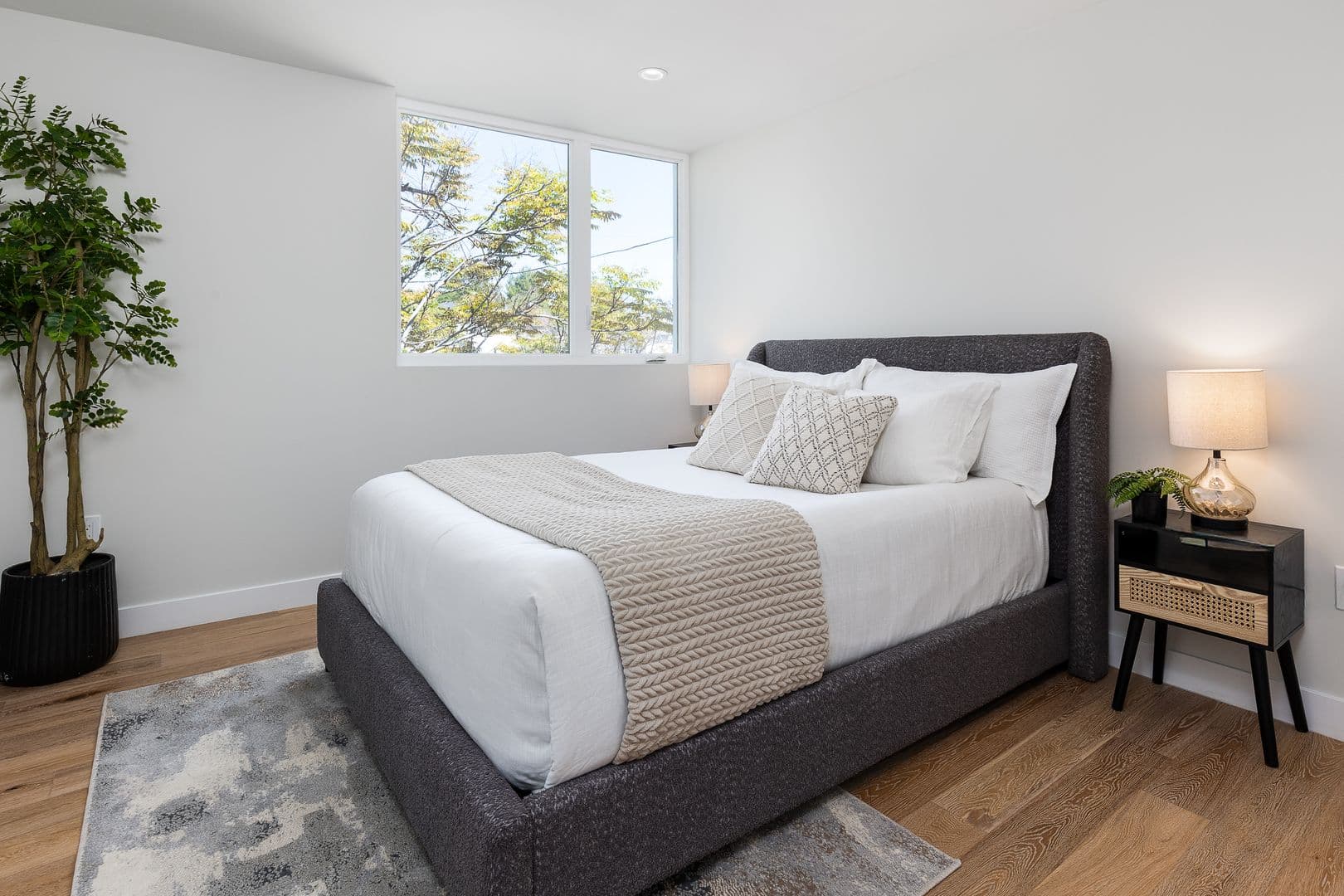 Los Angeles Apartment: 2820 Rowena Ave