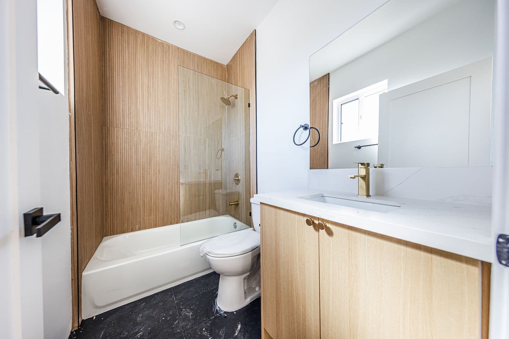 Los Angeles Apartment: 3442 West Blvd