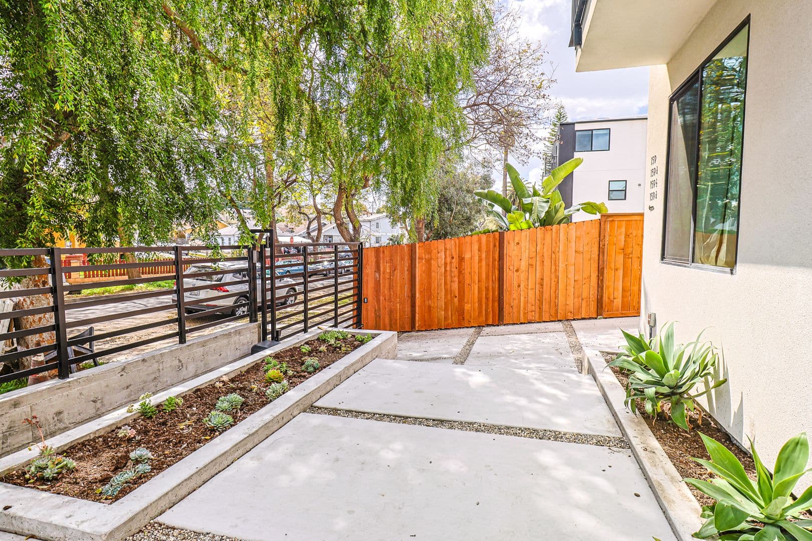 Los Angeles Apartment: 161 S Hoover St