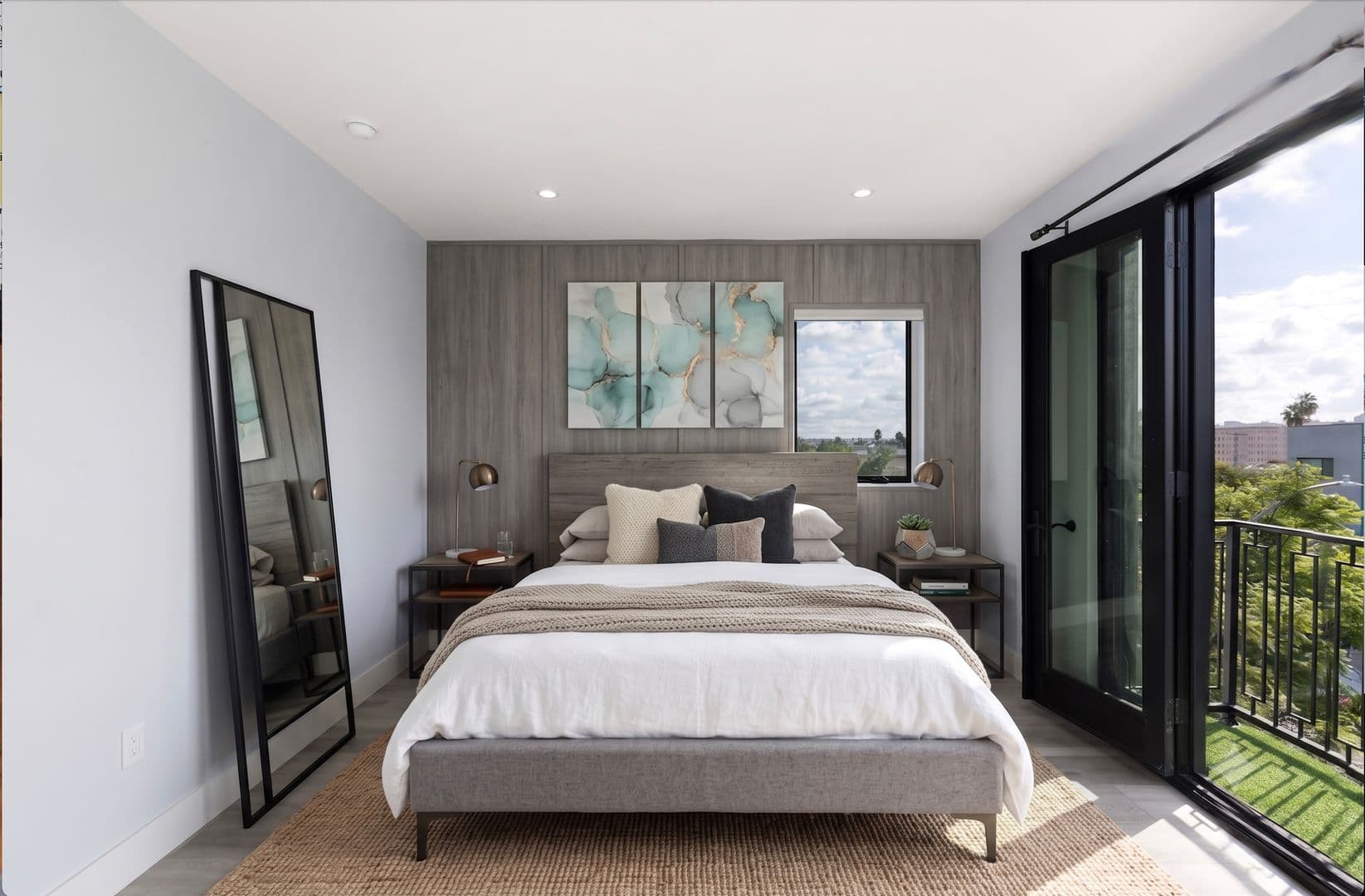 Los Angeles Apartment: 4815 Elmwood Ave