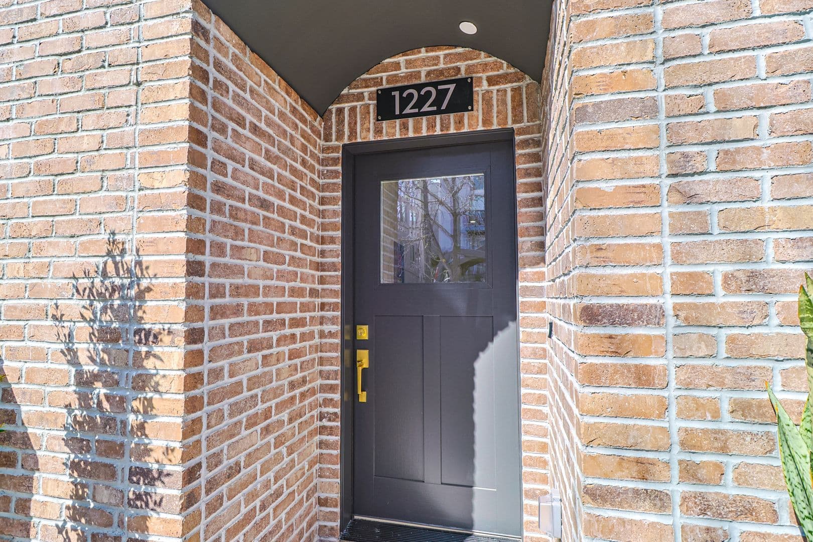 Los Angeles Apartment: 1227 N June St