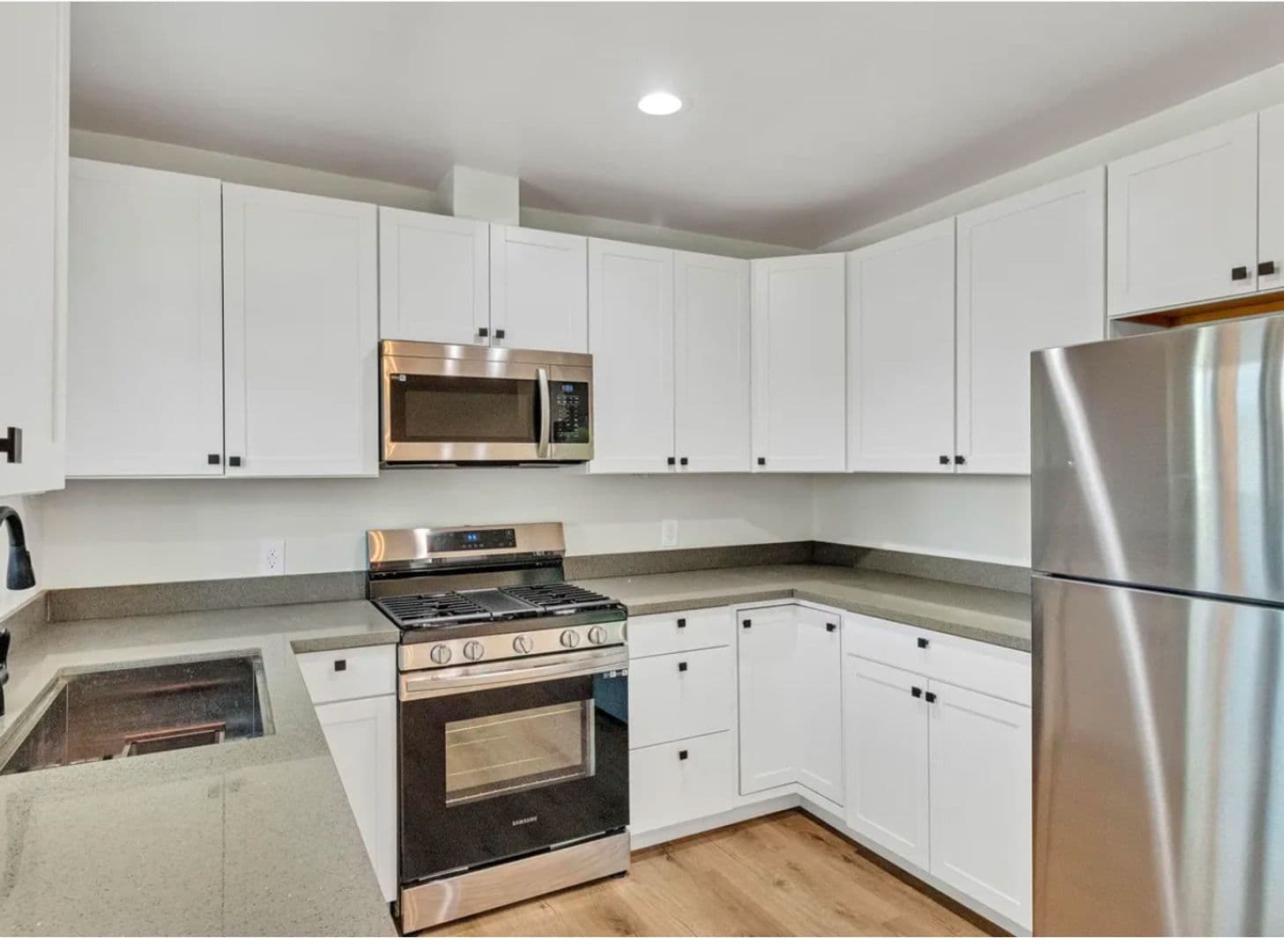 North Hollywood Apartment: 11720 Hamlin Street