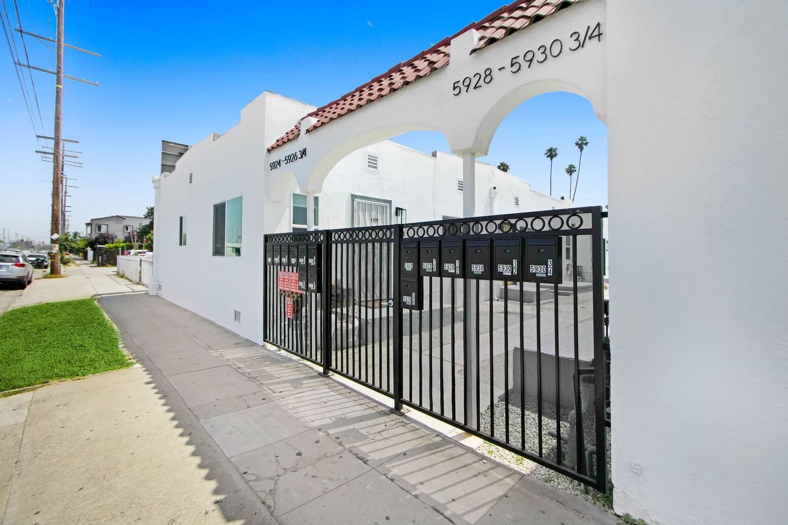 Los Angeles Apartment: 5926 S Hoover Street