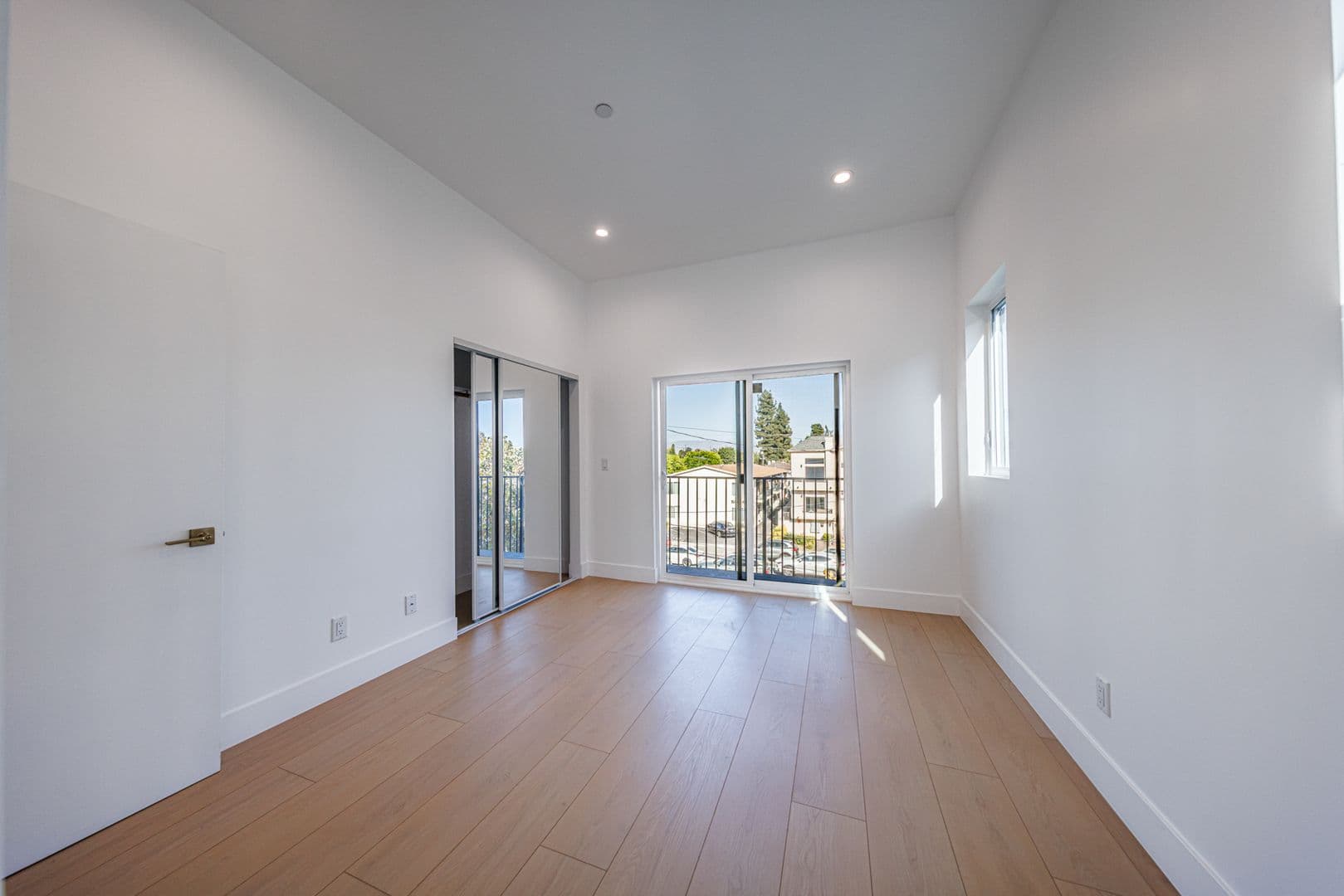 Sherman Oaks Apartment: 5931 Woodman Ave