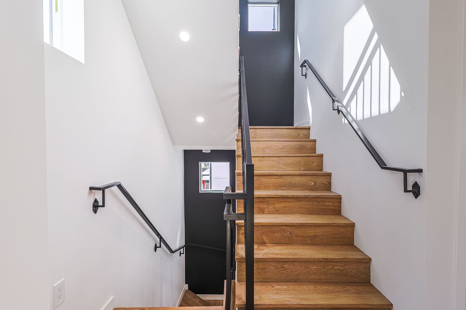 Los Angeles Apartment: 1227 N June St