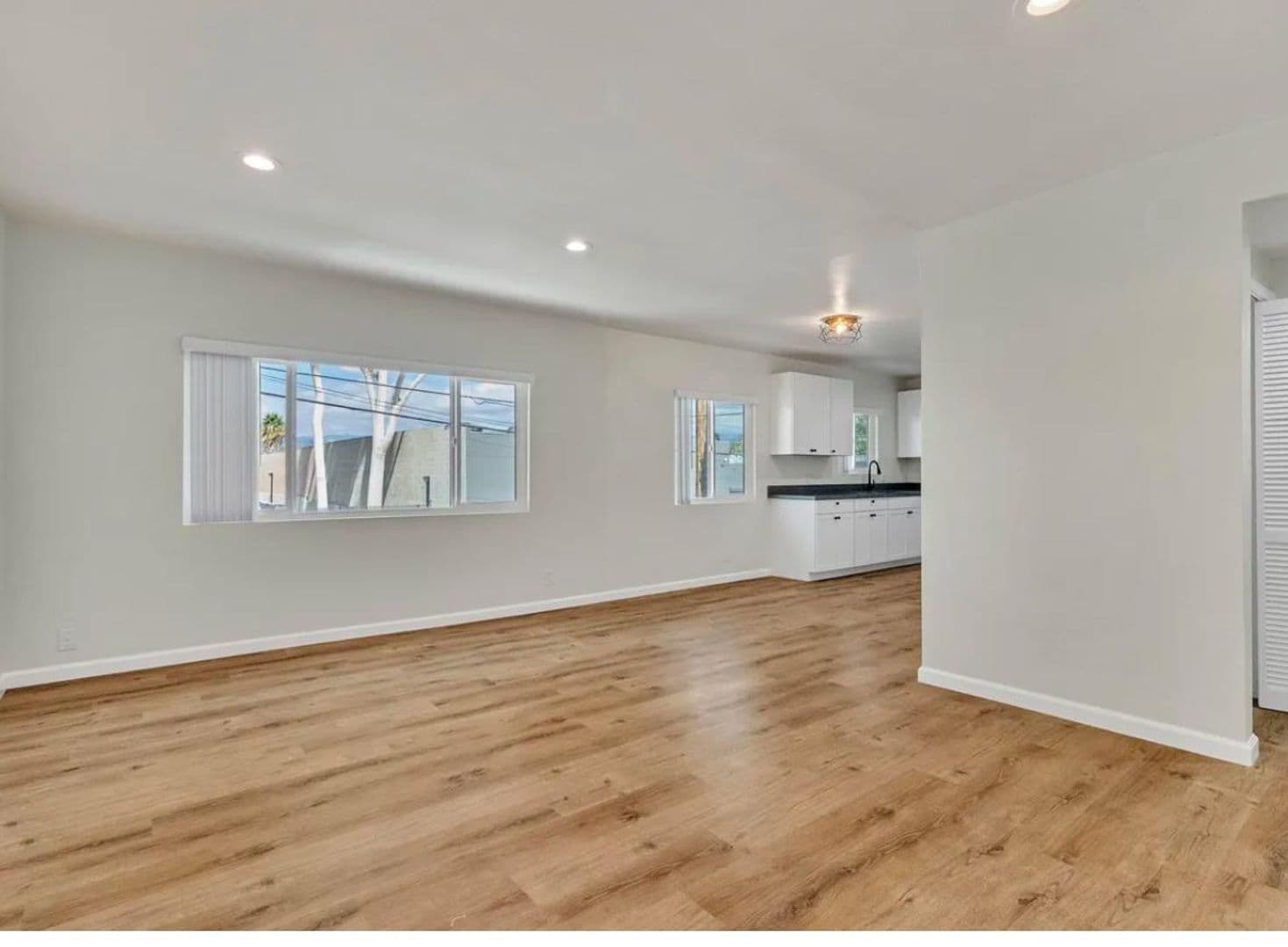 North Hollywood Apartment: 11720 Hamlin Street