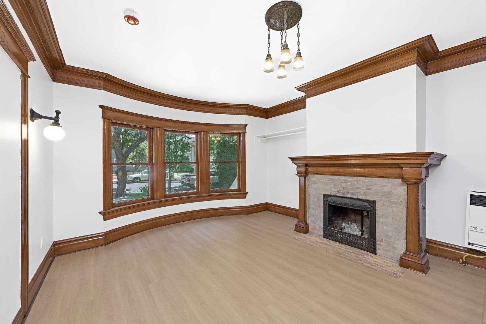 Los Angeles Apartment: 2703 Raymond Ave