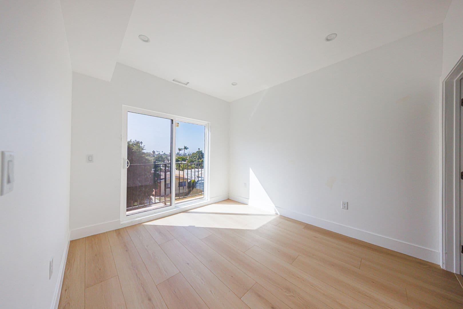 Los Angeles Apartment: 3442 West Blvd