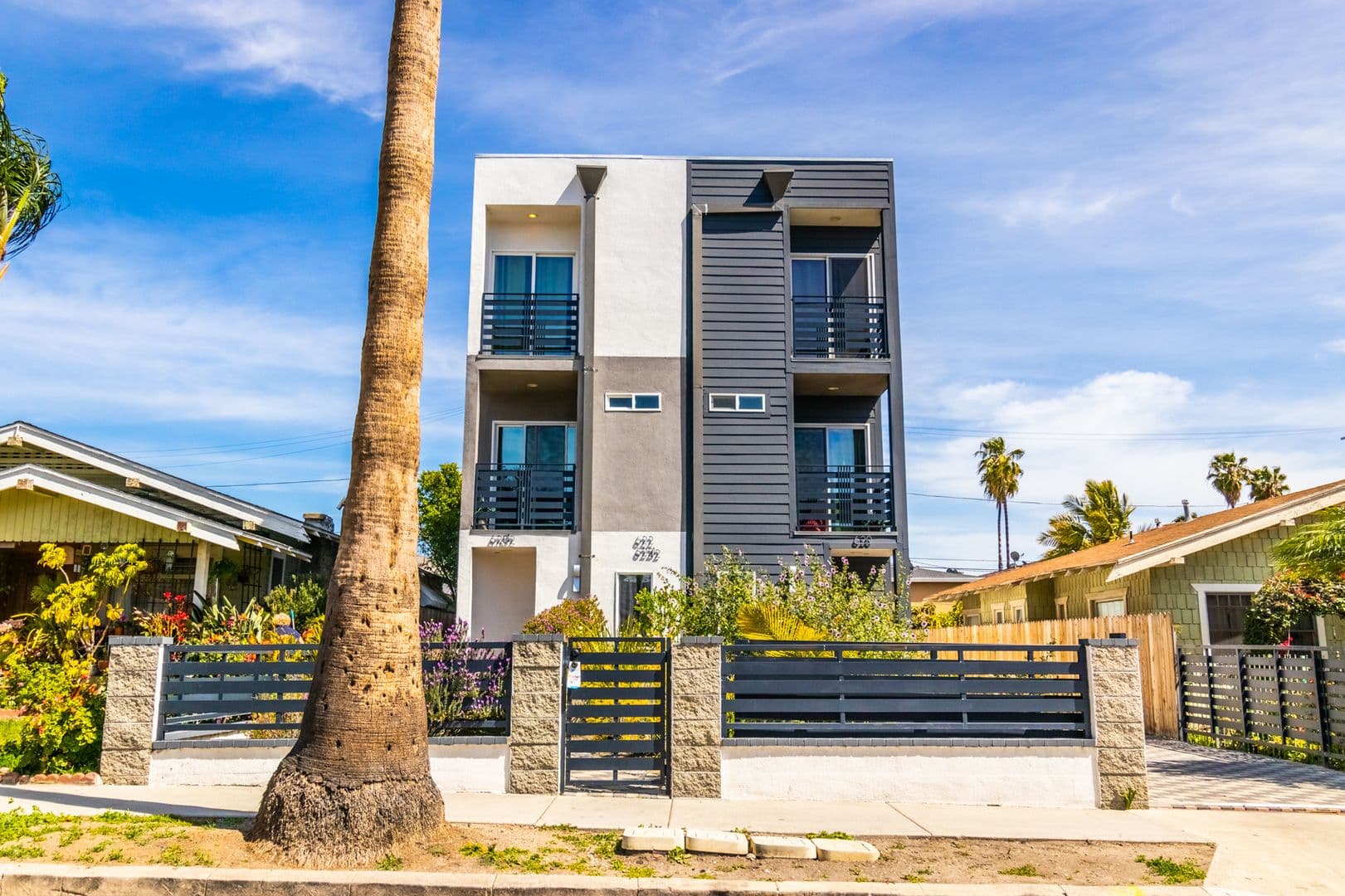 Los Angeles Apartment: 620 N Serrano Ave