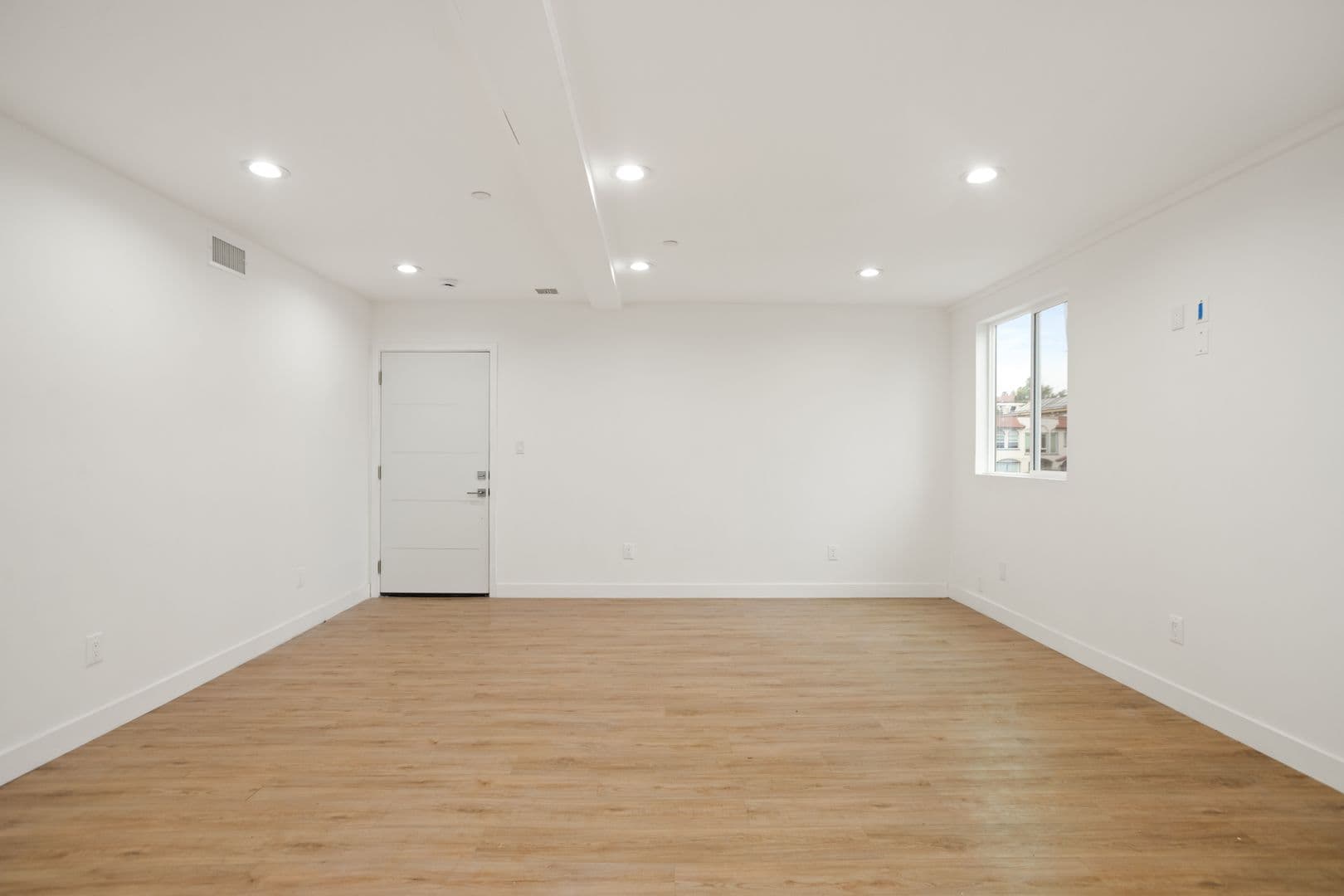 Los Angeles Apartment: 443 N Heliotrope Dr