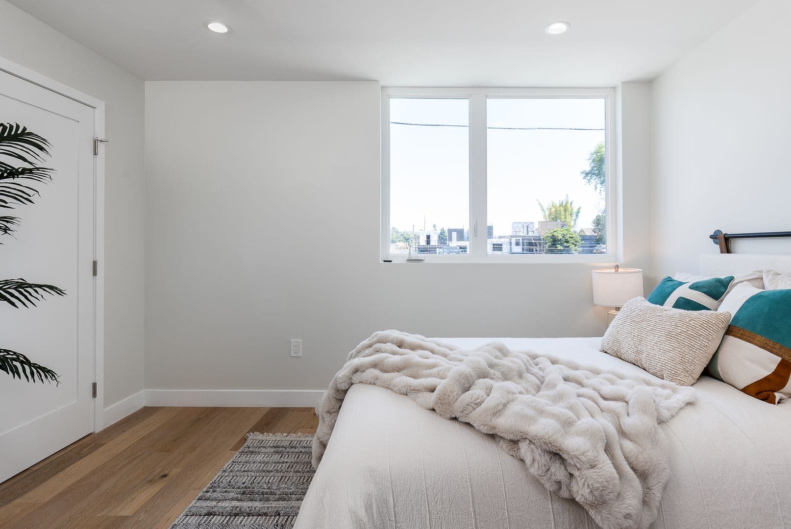 Los Angeles Apartment: 2820 Rowena Ave