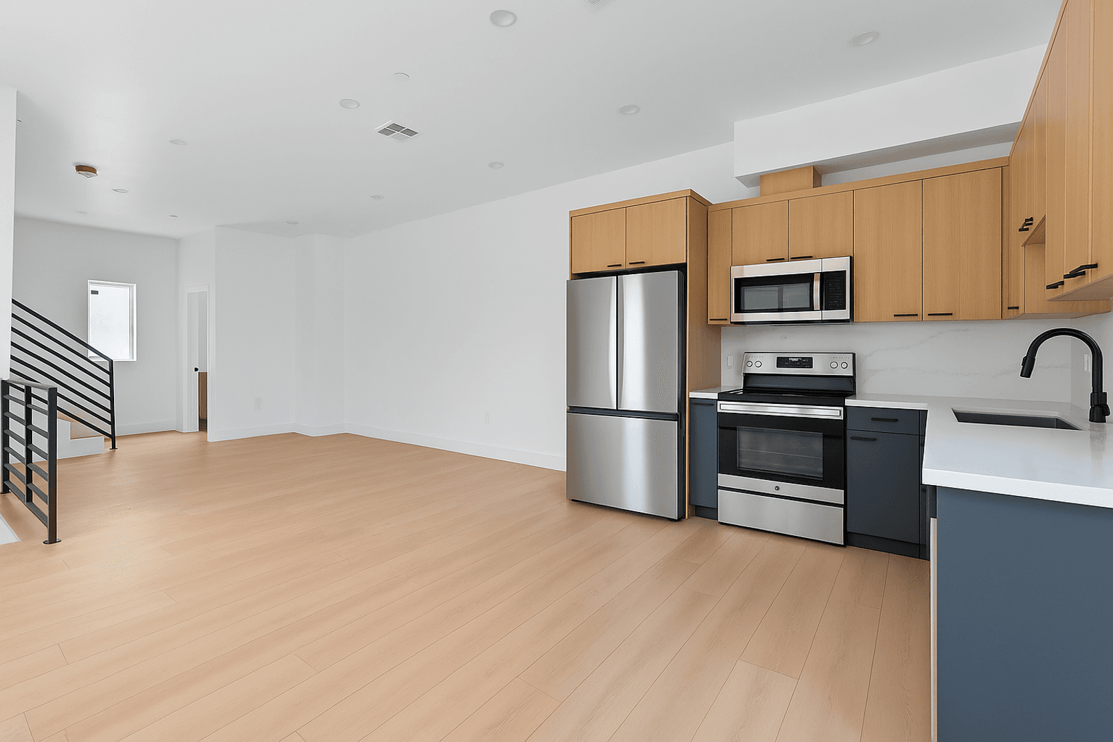 Los Angeles Townhome: 2637 S Garth Ave