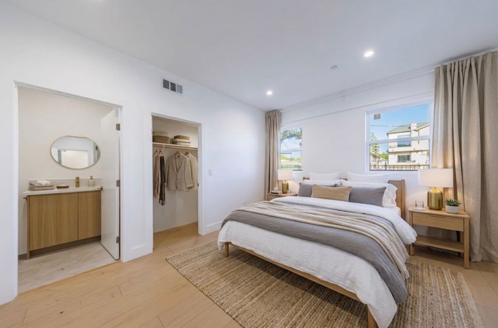 Sherman Oaks Apartment: 5931 Woodman Ave