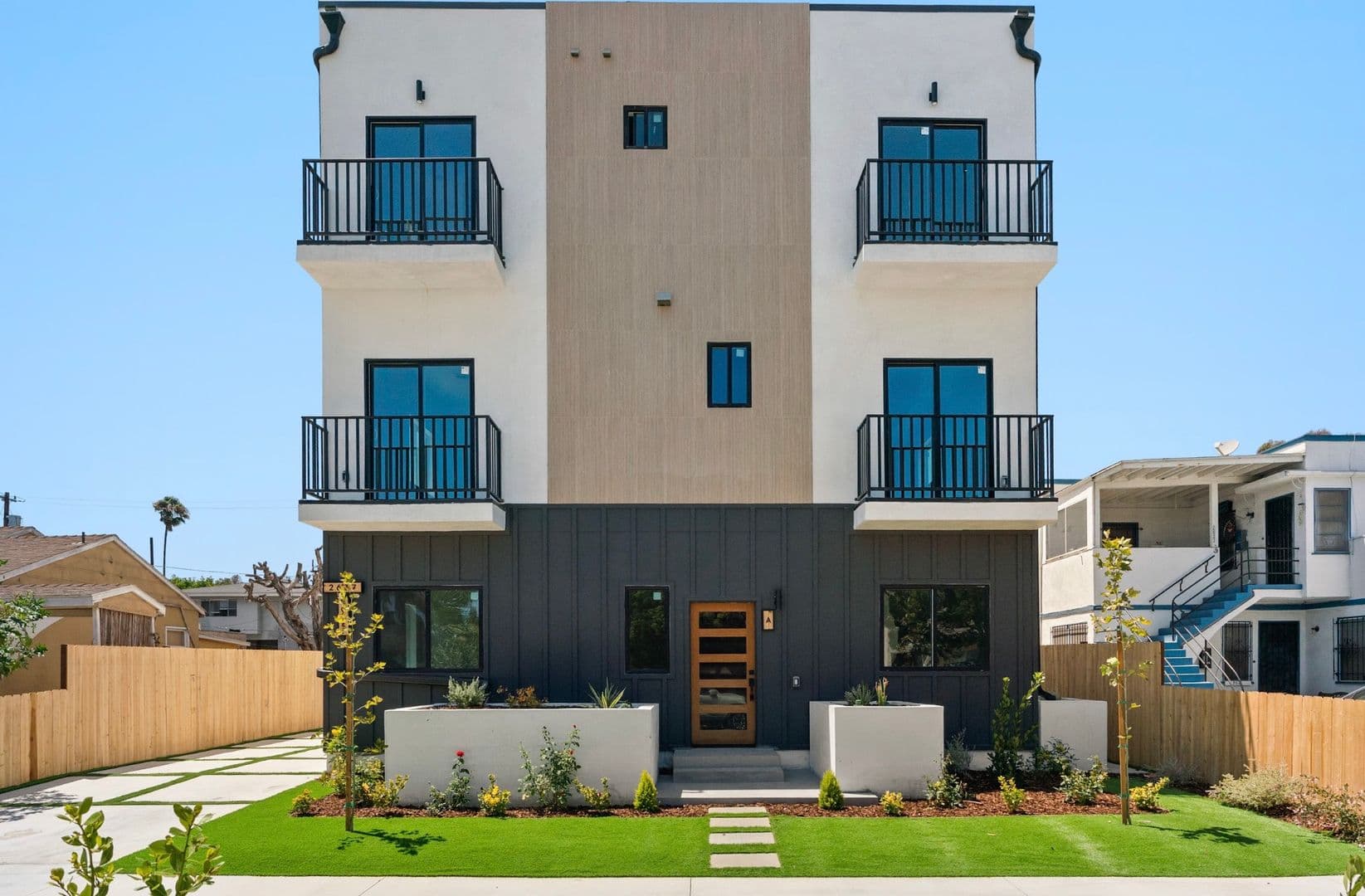 Los Angeles Townhome: 2637 S Garth Ave
