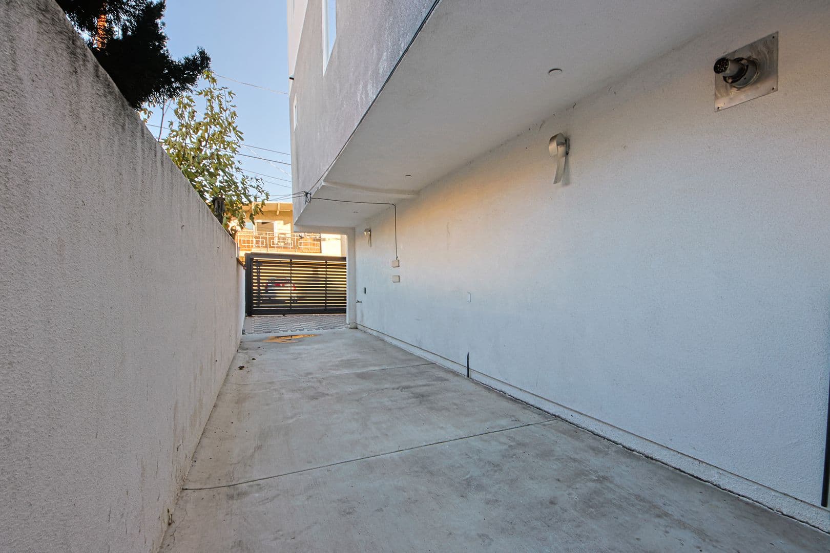 Los Angeles Apartment: 620 N Serrano Ave