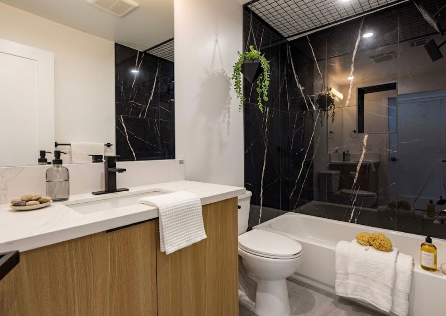 Los Angeles, CA Apartment: 2938 S. Sycamore Ave