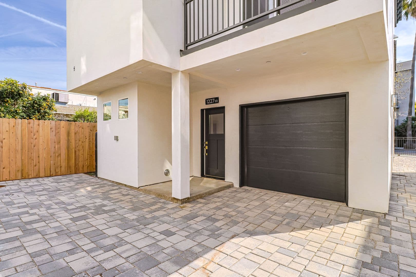 Los Angeles Apartment: 1227 N June St