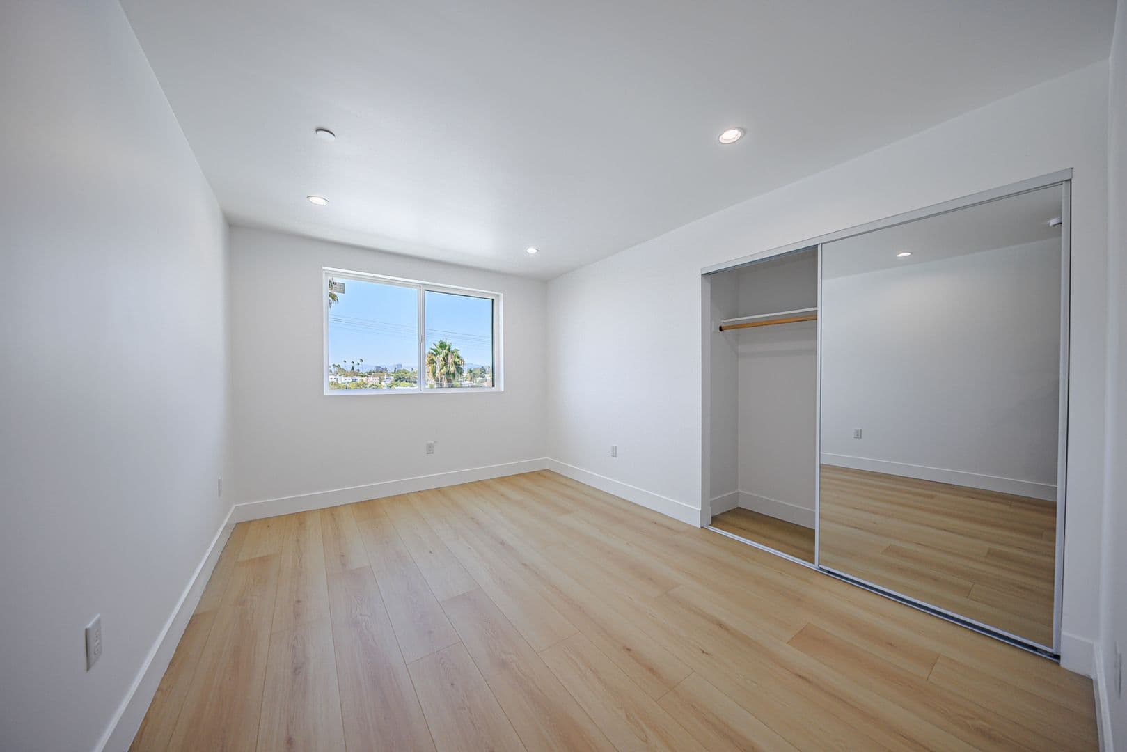 Los Angeles Apartment: 1259 S. Longwood Ave