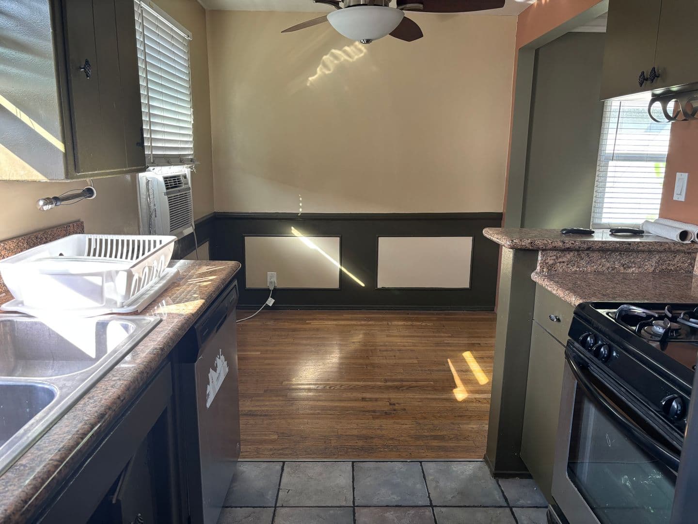 Burbank Apartment: 3718 W Chandler Blvd