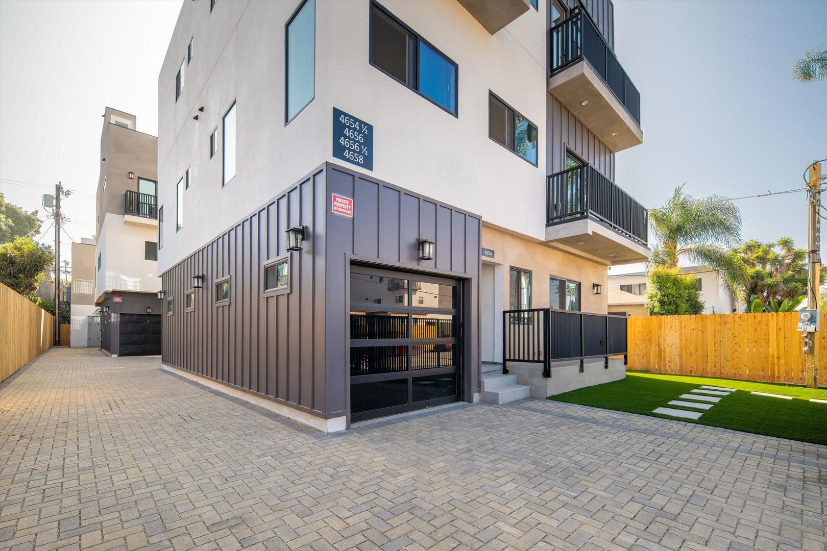 Los Angeles Apartment: 4654 Lomita St