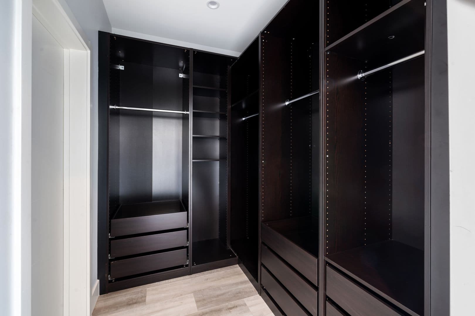 Los Angeles Apartment: 4815 Elmwood Ave