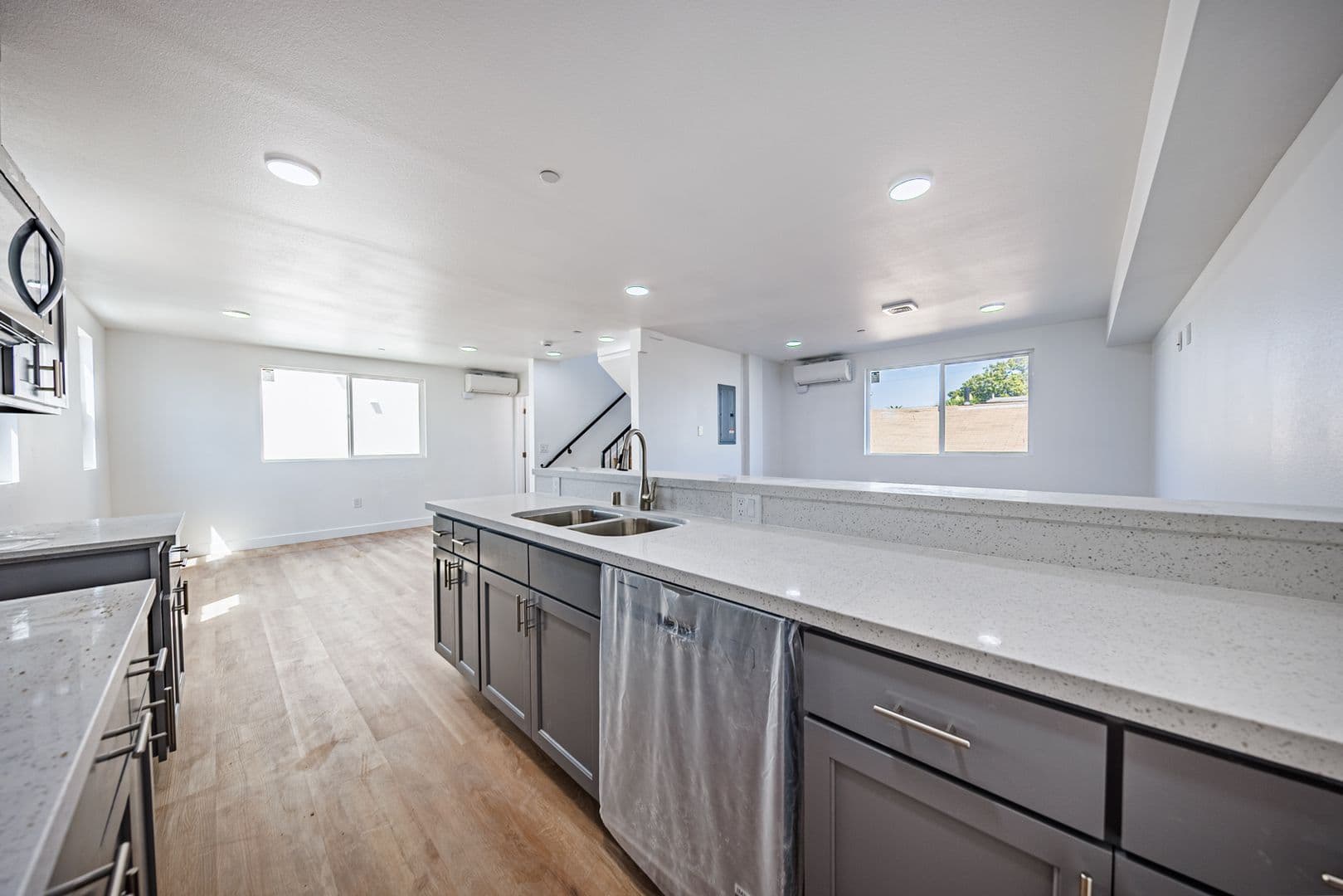 Los Angeles Townhome: 5327 Geer St