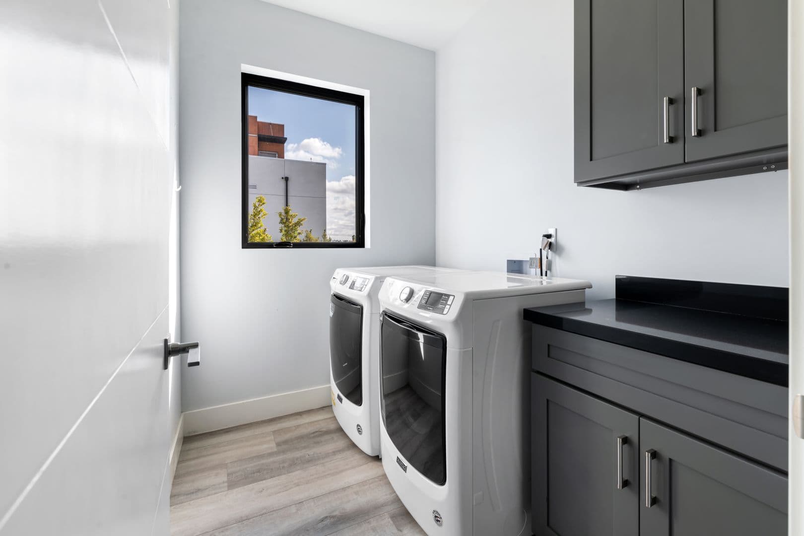 Los Angeles Apartment: 4815 Elmwood Ave