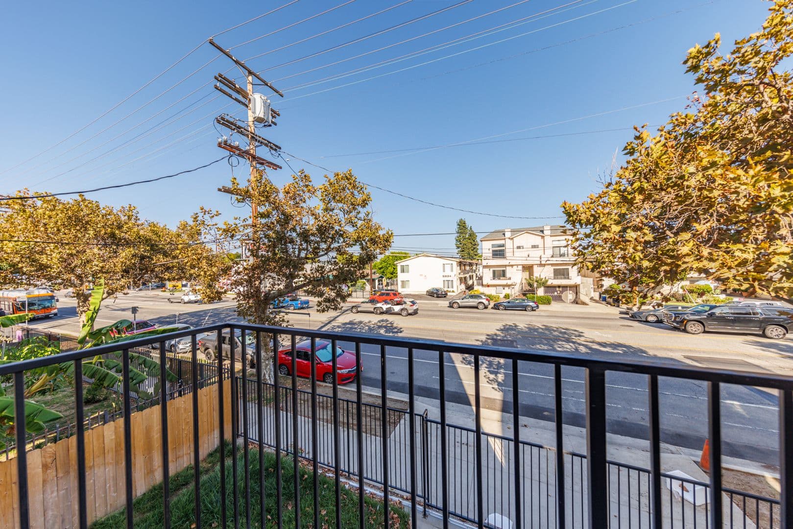 Sherman Oaks Apartment: 5931 Woodman Ave
