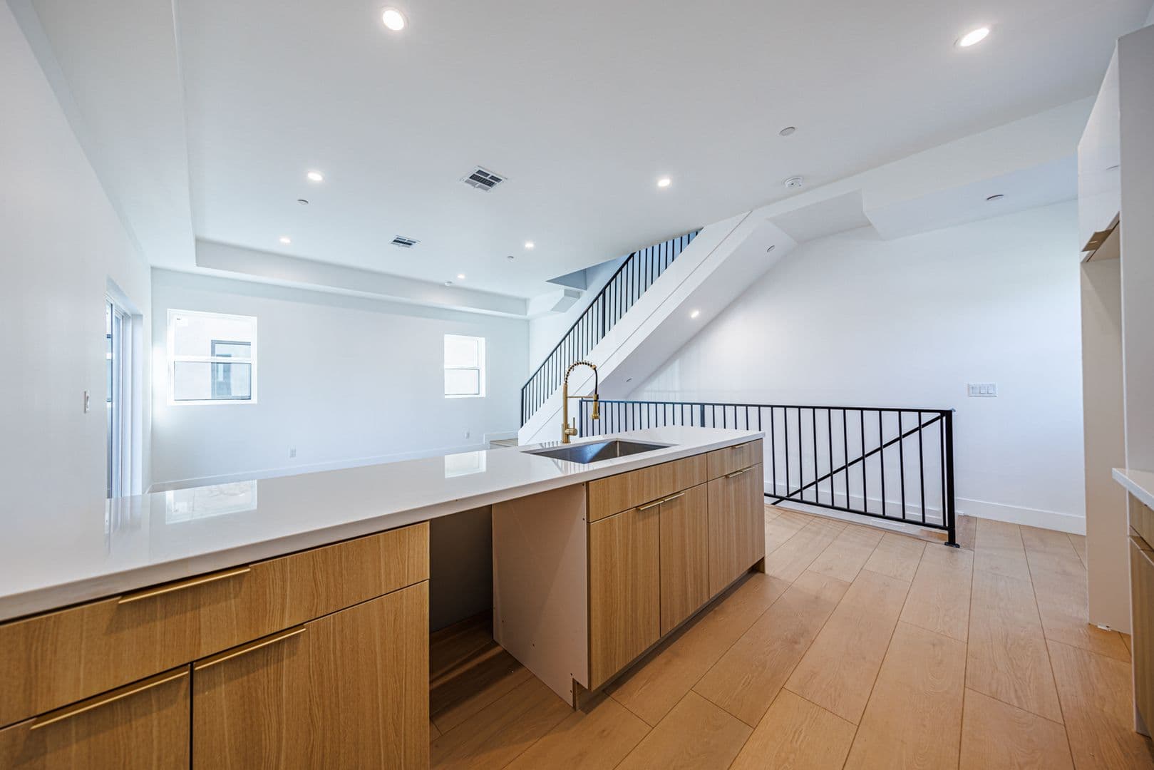 Sherman Oaks Apartment: 5931 Woodman Ave