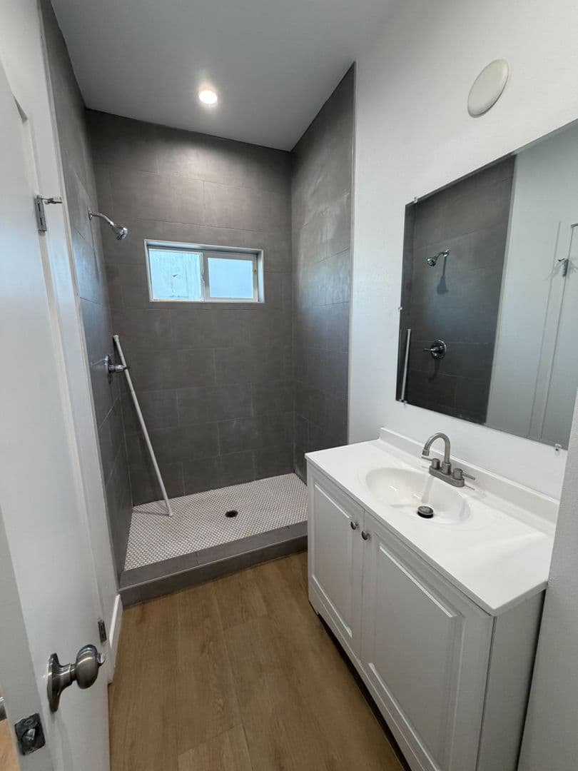 Los Angeles Apartment: 1876 W 20th St