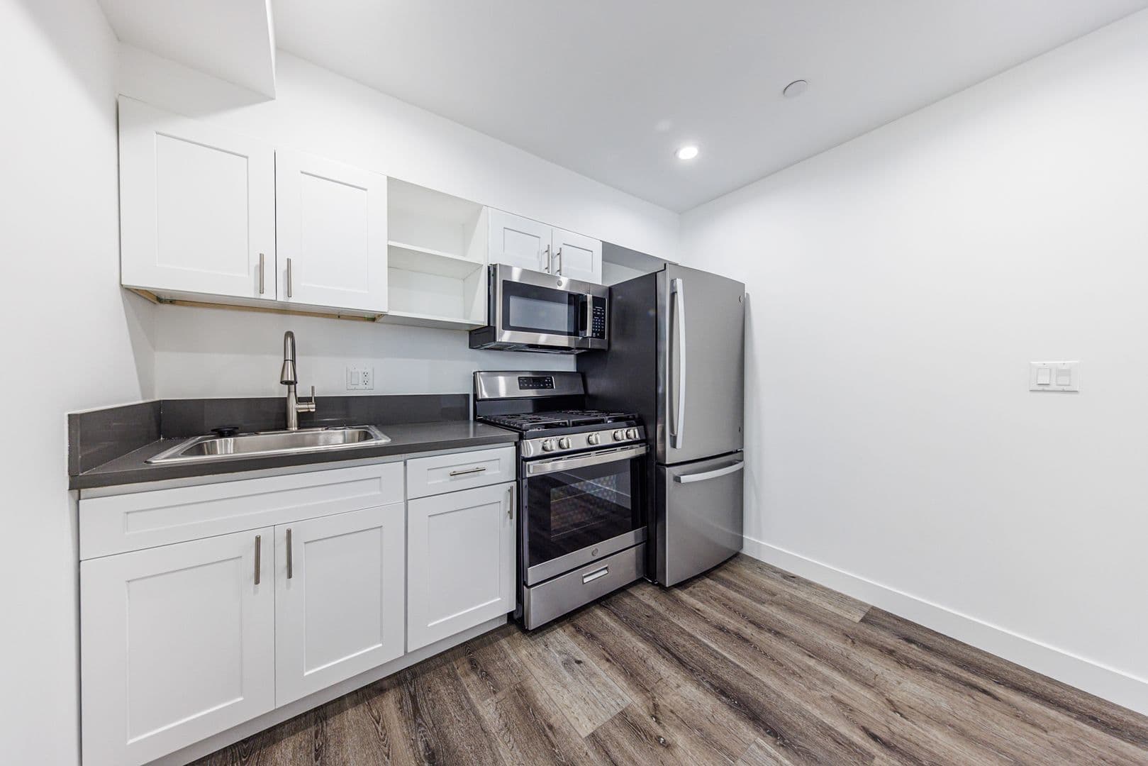 Los Angeles Apartment: 3015 Alsace Ave