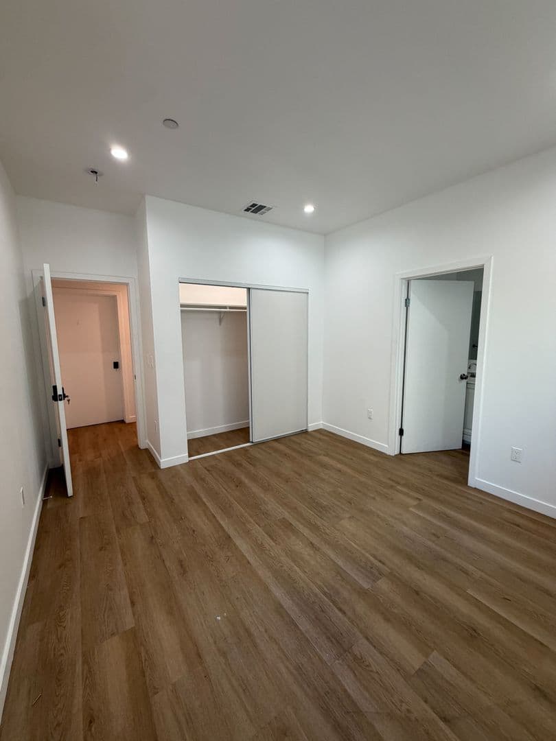 Los Angeles Apartment: 1876 W 20th St