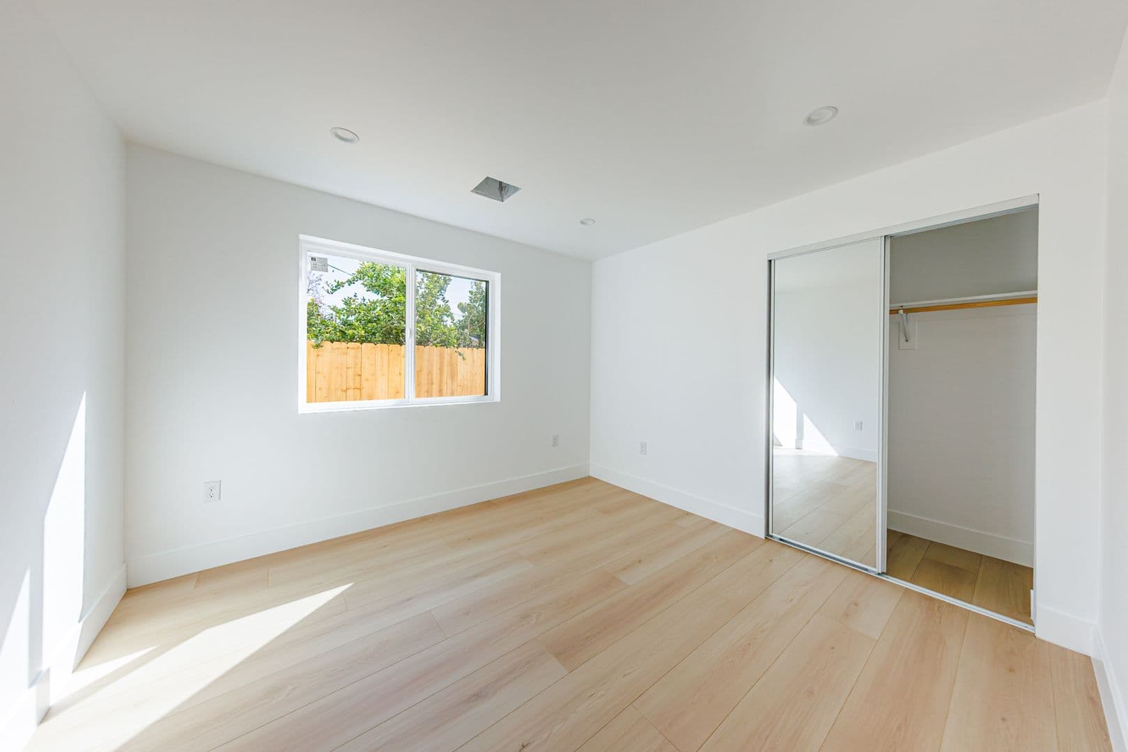 Los Angeles Apartment: 3442 West Blvd