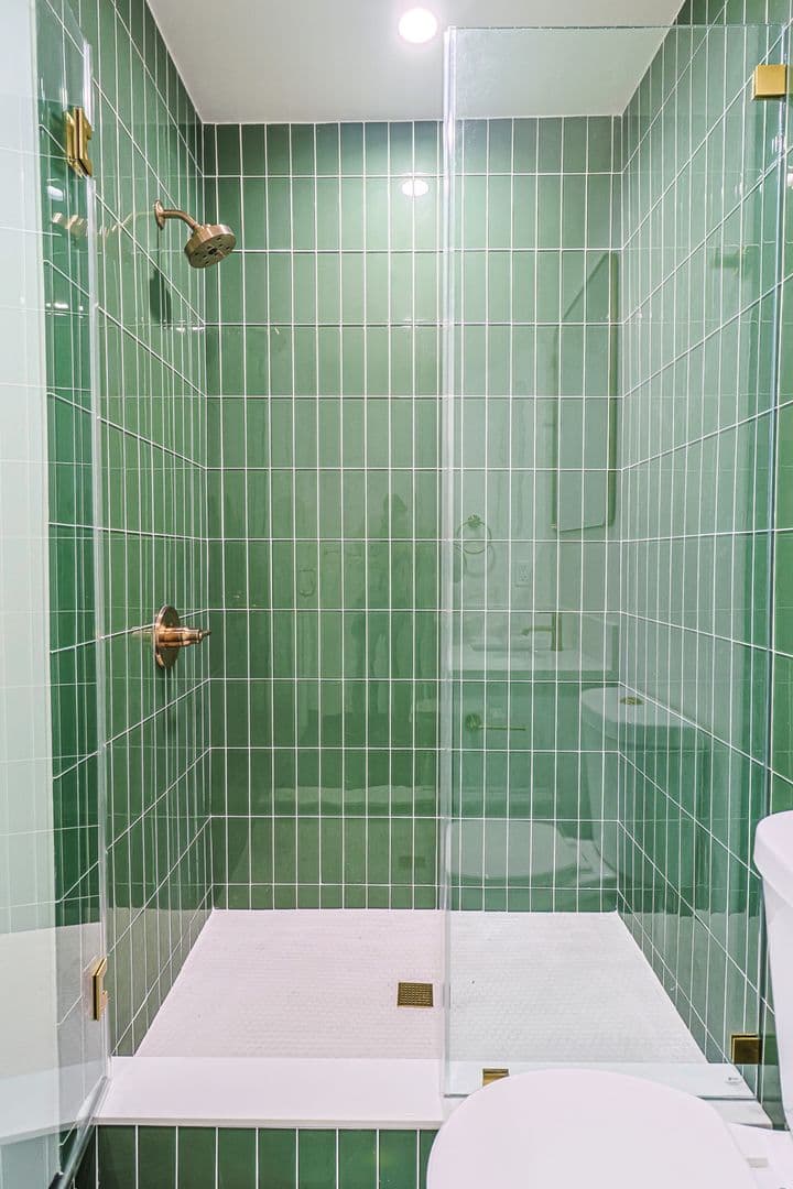 Los Angeles Apartment: 1227 N June St