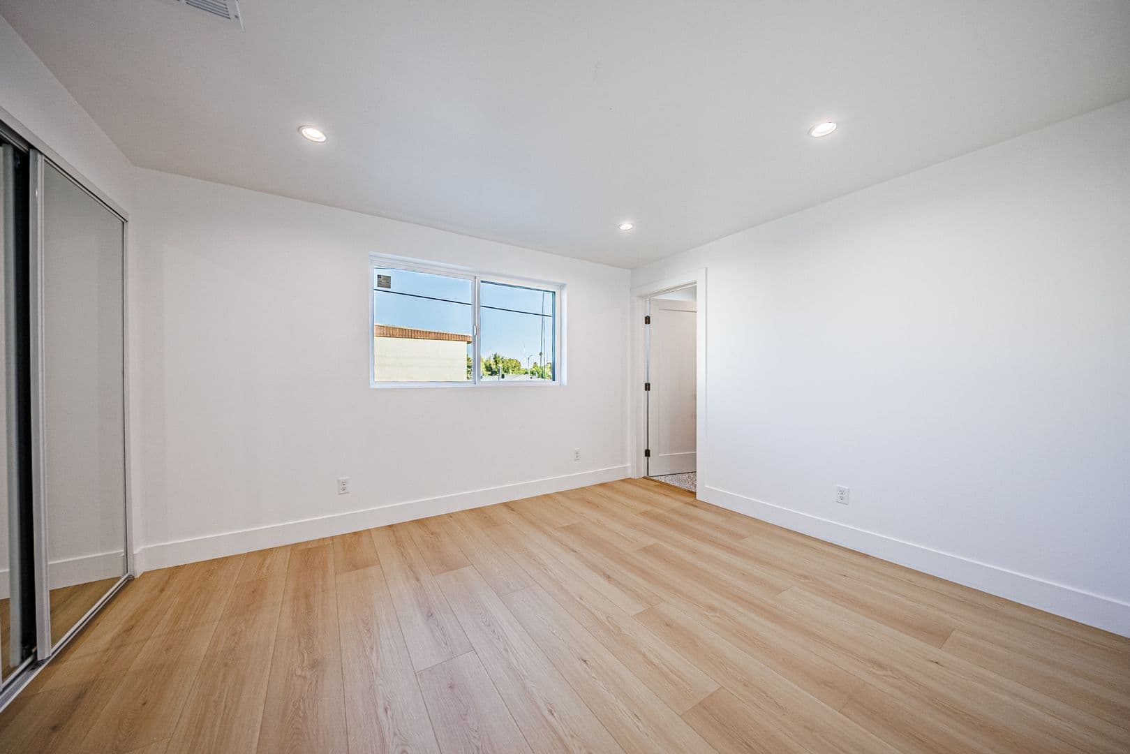 Los Angeles, CA Apartment: 2938 S. Sycamore Ave