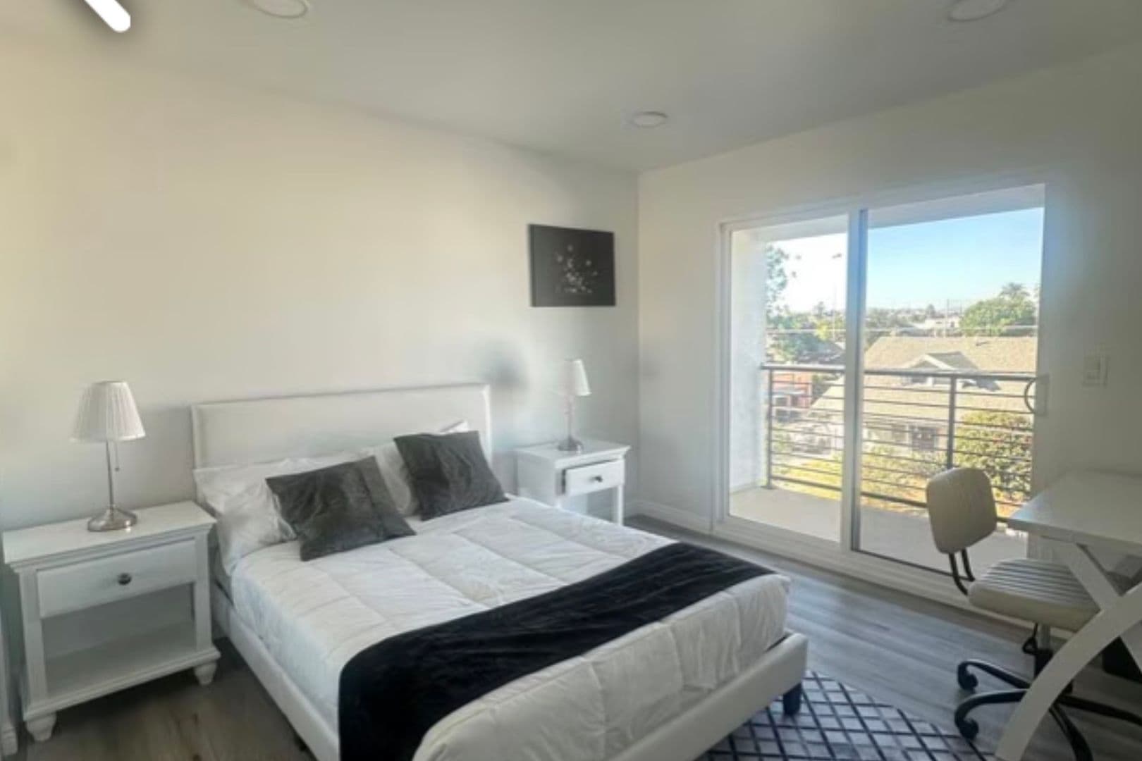 Los Angeles Apartment: 3653 Halldale Ave