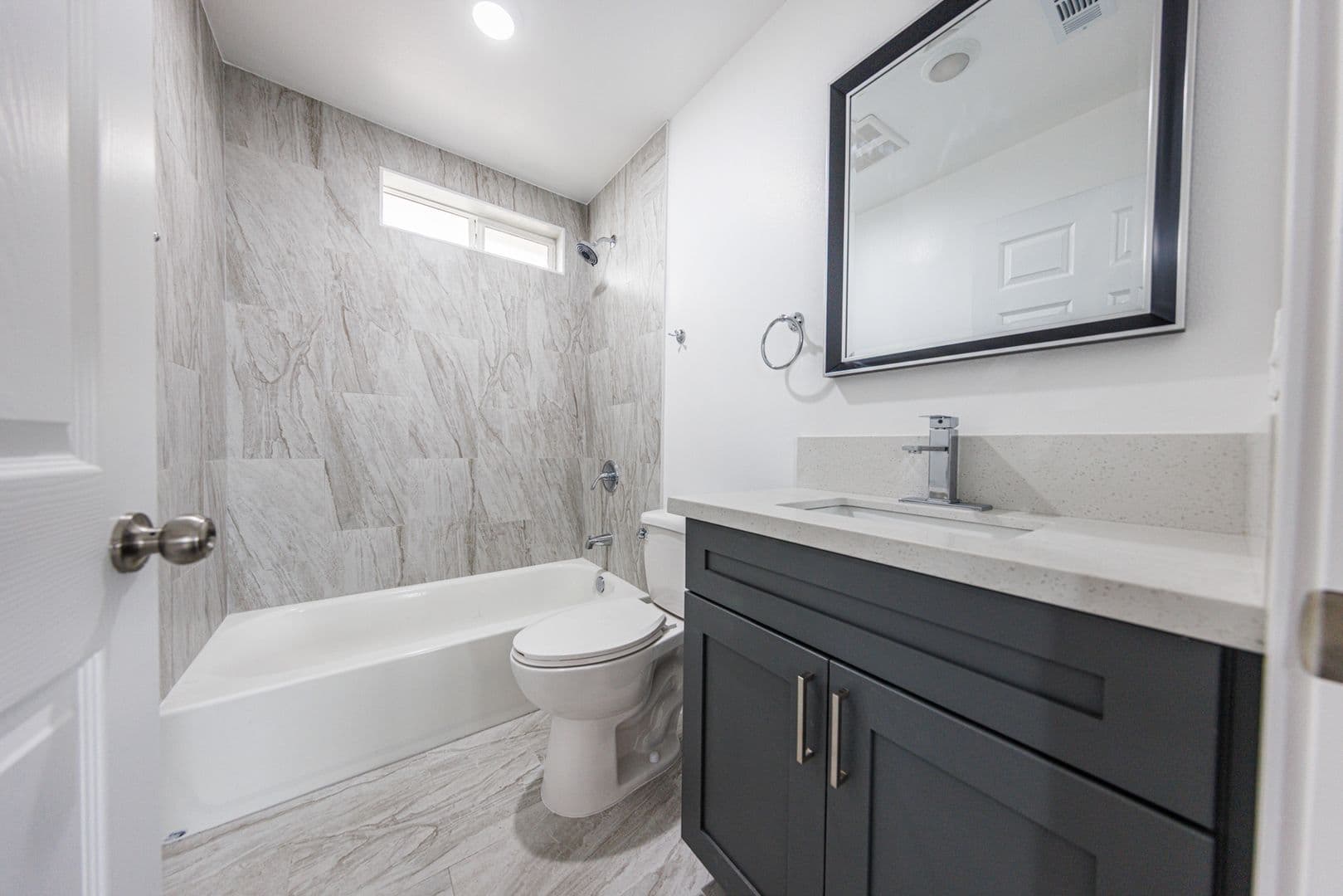 Los Angeles Apartment: 1617 W 55th St