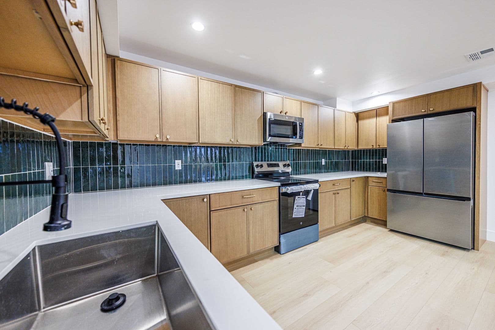 Los Angeles, CA Apartment: 2938 S. Sycamore Ave