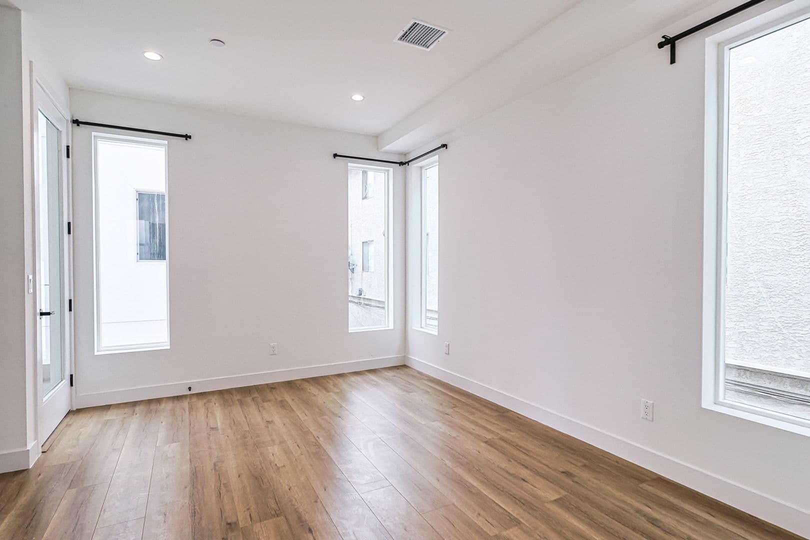 Los Angeles Apartment: 161 S Hoover St
