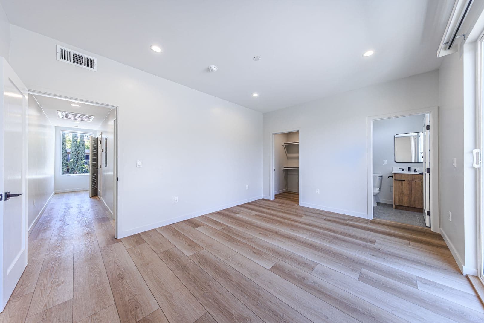 Los Angeles Apartment: 6092 La Prada St