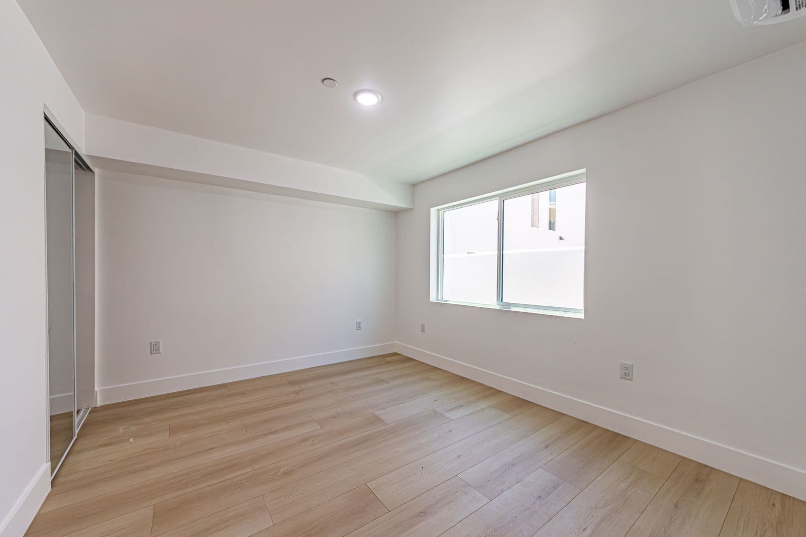 Los Angeles Apartment: 1557 S Ogden Dr