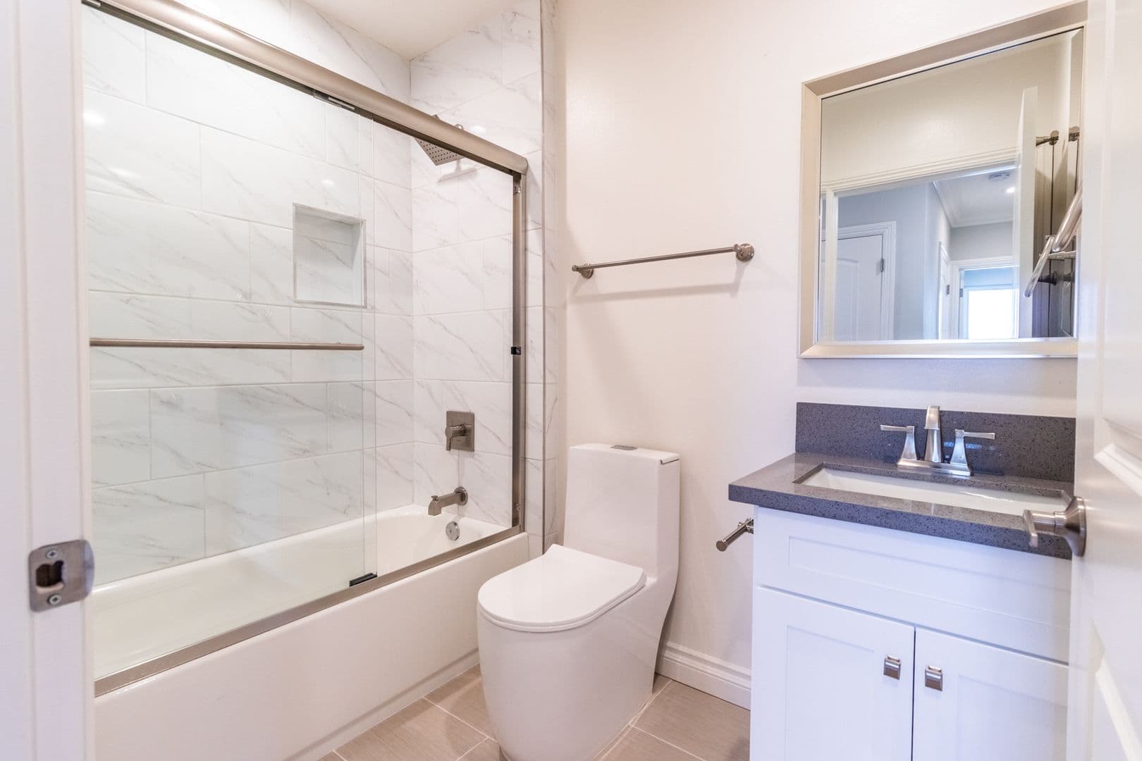 Los Angeles Apartment: 1737 S Longwood Ave