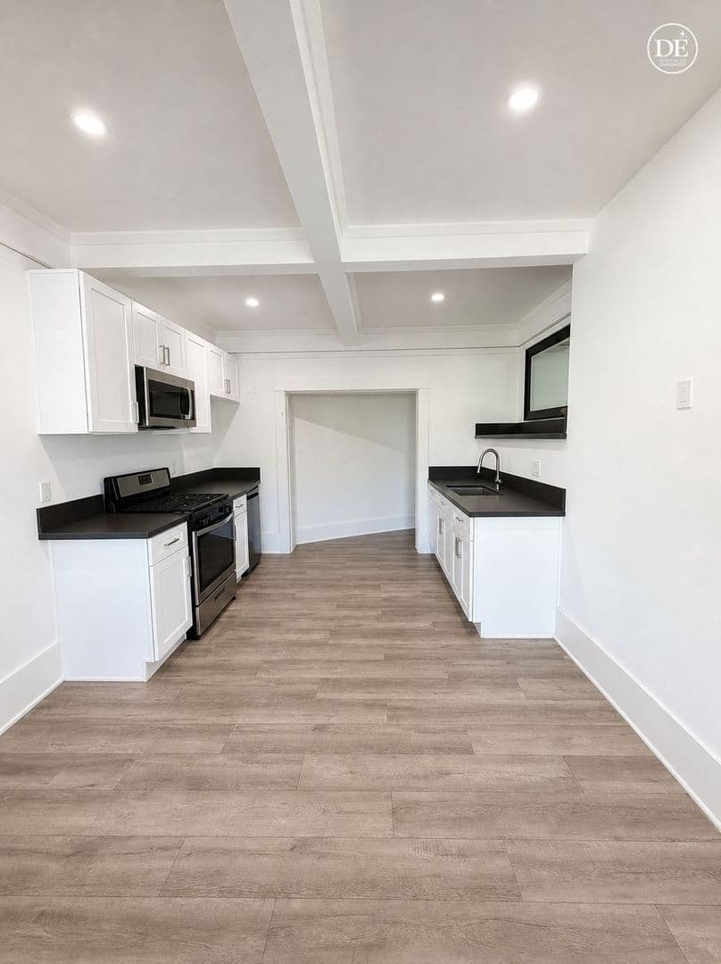 Los Angeles Apartment: 1112 Browning Blvd