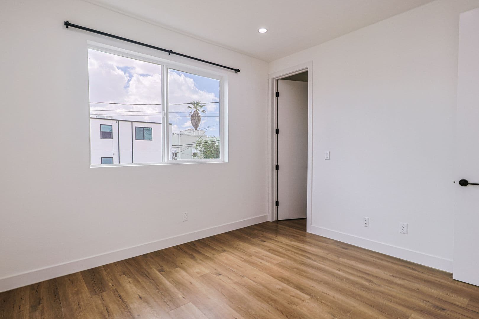 Los Angeles Apartment: 161 S Hoover St