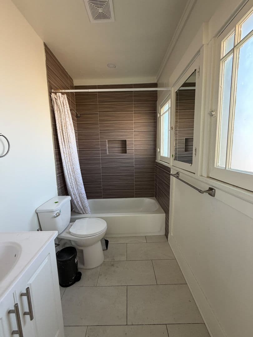 Los Angeles Apartment: 1112 Browning Blvd
